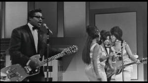 Greyscale Bo Diddley With Three Women Bandmates Wallpaper