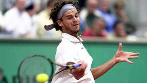 Gustavo Kuerten Solid Forehand Stroke Wallpaper