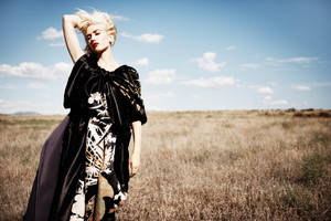 Gwen Stefani Field Photo Shoot Wallpaper