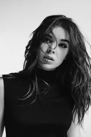 Hailee Steinfeld Black And White Wallpaper