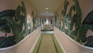 Hall Way Of Beverly Hills Hotel Wallpaper