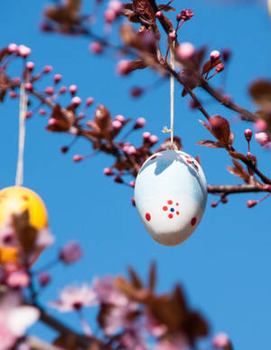 Hanging Easter Eggs Decoration Wallpaper