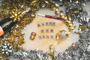 Happy New Year's Garlands With Wine Wallpaper