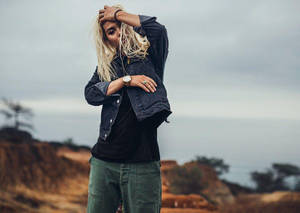 Hayley Kiyoko Desert Wallpaper