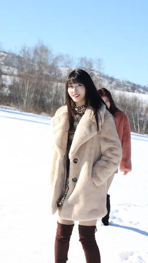 Hirai Momo In Snow Wallpaper