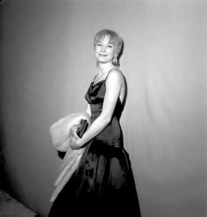 Hollywood Legend Shirley Maclaine Wallpaper