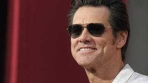 Hollywood Star - Jim Carrey Sporting Black Shades Wallpaper