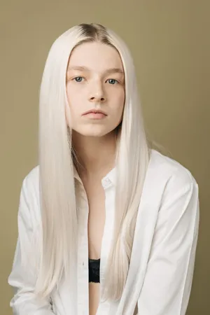 Hunter Schafer Platinum Hair Wallpaper