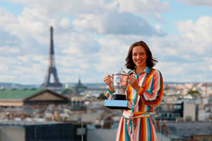 Iga Swiatek, Champion Tennis Player At Roland-garros, Paris. Wallpaper