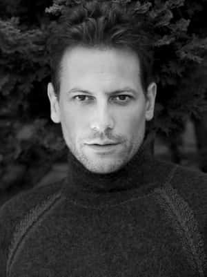 Ioan Gruffudd 2700 X 3600 Wallpaper