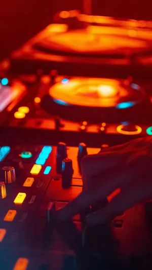 Iphone 12 Pro Max Disk Jockey Wallpaper