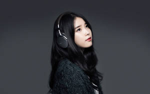 Iu Sporting Black Headphones Wallpaper