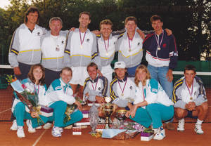 Jana Novotna Posing With Tennis Teammates Wallpaper