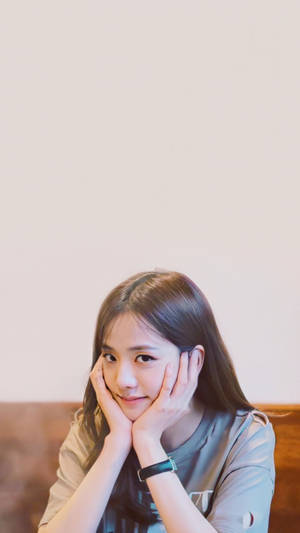 Jisoo Cute Chin Resting On Hands Wallpaper