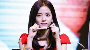 Jisoo Cute Holding A Marker Wallpaper