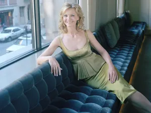 Joan Allen Green Dress Wallpaper