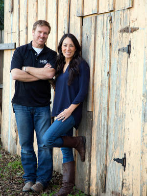 Joanna Gaines And Chip Repair Wallpaper