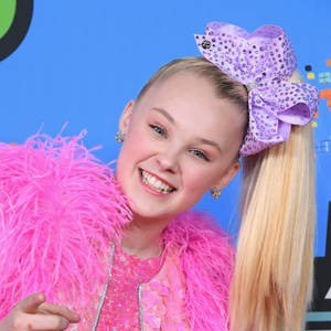 Jojo Siwa Beaming With Smile Wallpaper