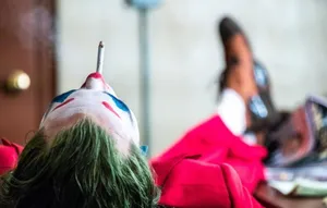 Joker 2020 Feet Up Smoking Wallpaper