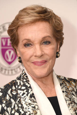 Julie Andrews In An Event Wallpaper