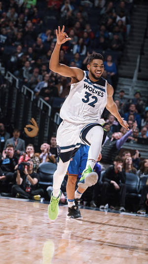 Karl-anthony Towns Jumping In Court Wallpaper