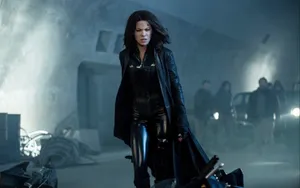 Kate Beckinsale As The Vampire Selene In The Movie Underworld Wallpaper