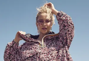 Kate Hudson Glowing In Red Floral Sweatshirt Wallpaper