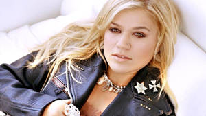 Kelly Clarkson On Bed Lying Wallpaper