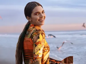 Kendall Jenner By The Beach Wallpaper
