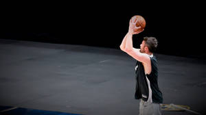 Kevin Love Practicing Wallpaper