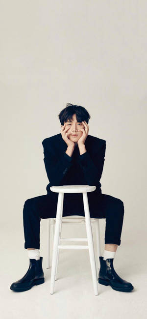 Kim Seon Ho Sitting On Chair Wallpaper