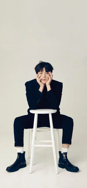 Kim Seon Ho Sitting On Chair Wallpaper