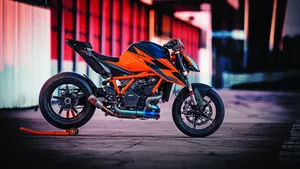 Ktm Duke 200 With High Tank Wallpaper