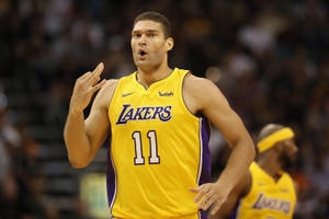 La Lakers Number 11 Brook Lopez Wallpaper