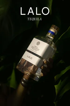 Lalo Tequila Bottle Heldin Hand Wallpaper