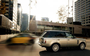 Land Rover In The City Wallpaper
