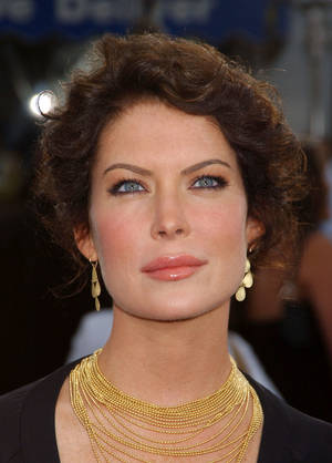 Lara Flynn Boyle At I-robot Premiere 2004 Wallpaper