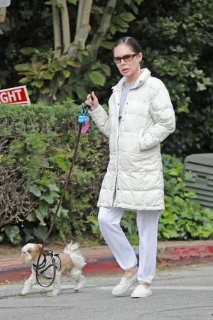 Lara Flynn Boyle Walks Her Dog Wallpaper