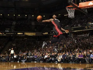 Lebron James Nba Miami Heat Jersey 6 Basketball Slam Dunk Wallpaper