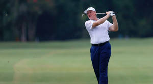 Legendary Golfer Ernie Els In Action Wallpaper