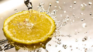 Lemon Splash Close-up Wallpaper