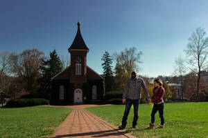 Lexington Lee Chapel Couple Wallpaper
