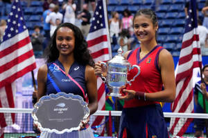 Leylah Fernandez And Emma Raducanu On The Us Open Court Wallpaper