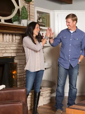 Lifestyle And Design Influencer Joanna Gaines Posing With Her Husband Chip Gaines Wallpaper