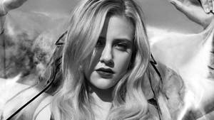 Lili Reinhart Monochrome Wallpaper