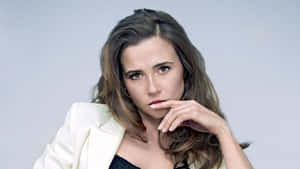 Linda Cardellini In A Captivating Portrait Wallpaper