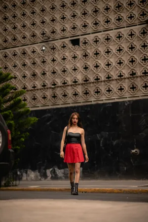 Linda Chica In Boots Wallpaper