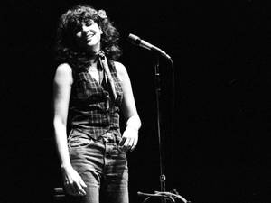 Linda Ronstadt Legendary Singer Wallpaper