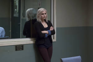 Liv Moore Strategizing In Interrogation Room - Izombie Series Wallpaper