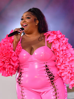 Lizzo Lighting Up The Stage At Global Citizen Live 2021 Wallpaper